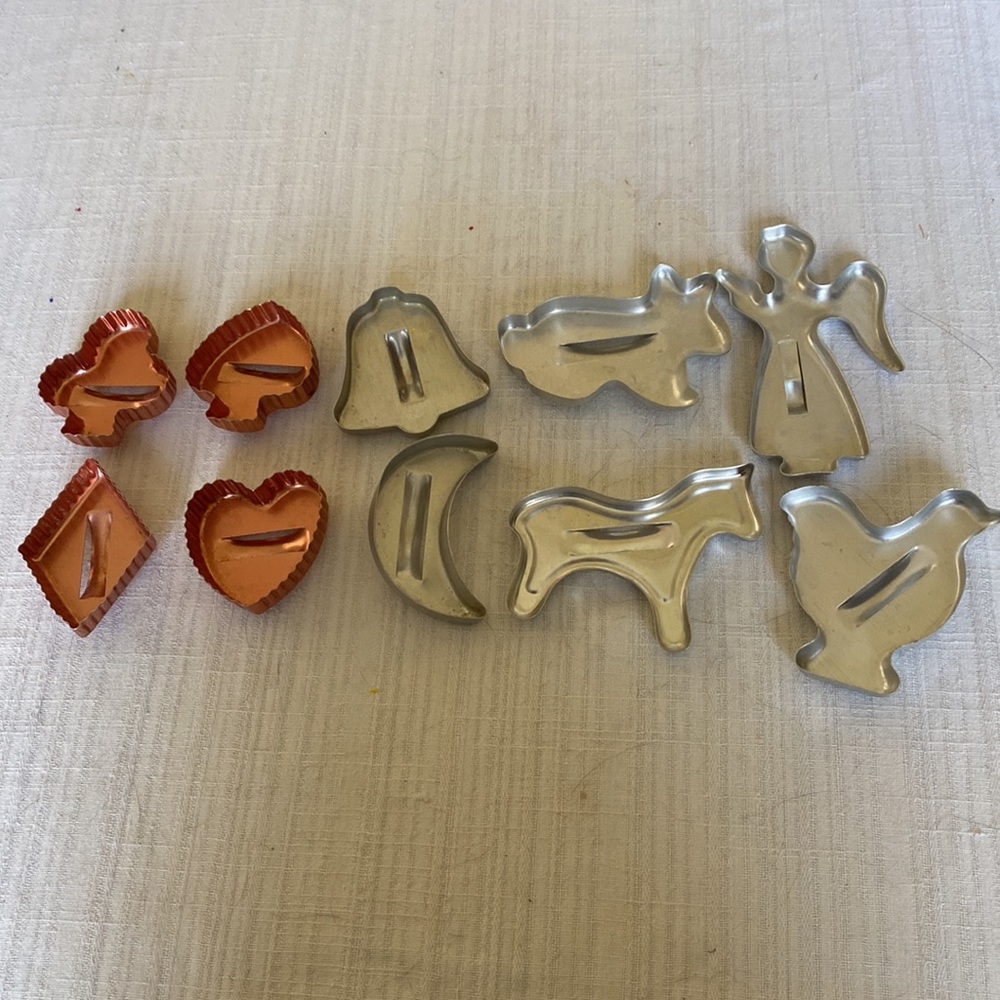 30 VTG Assorted Cookie Cutters, Plastic & Metal - Picture 10 of 12